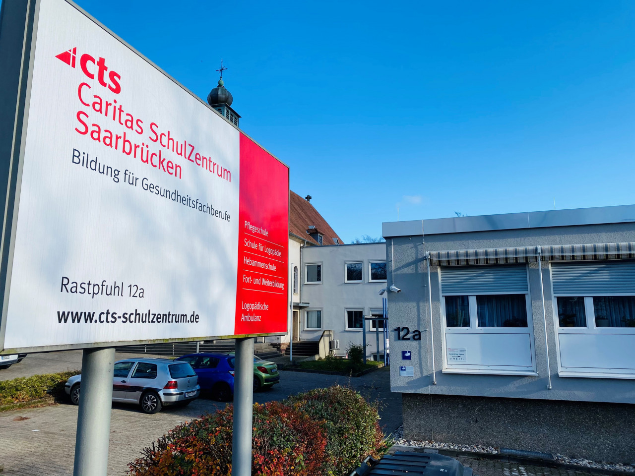 Hier sehen Sie die Beschilderung an der Einfahrt zum SchulZentrum und zur logopädischen Ambulanz. Die Ambulanz befindet sich im vorderen Gebäude.